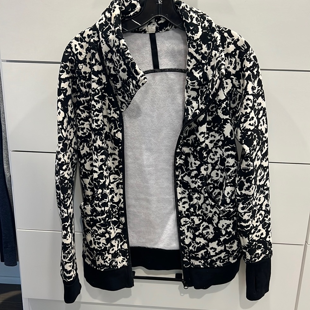 Lululemon jacket - Picture 2 of 8
